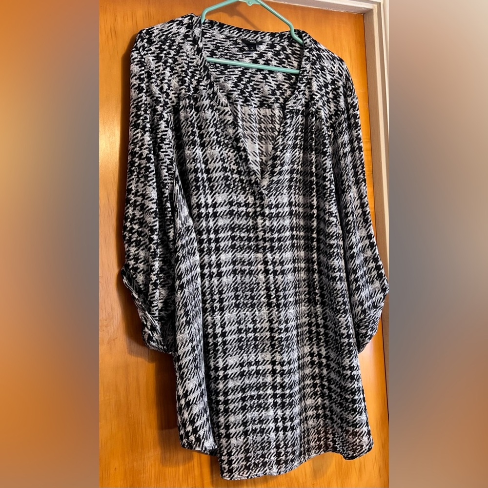Torrid Black and White Houndstooth Top
Torrid Harper size 5 blouse